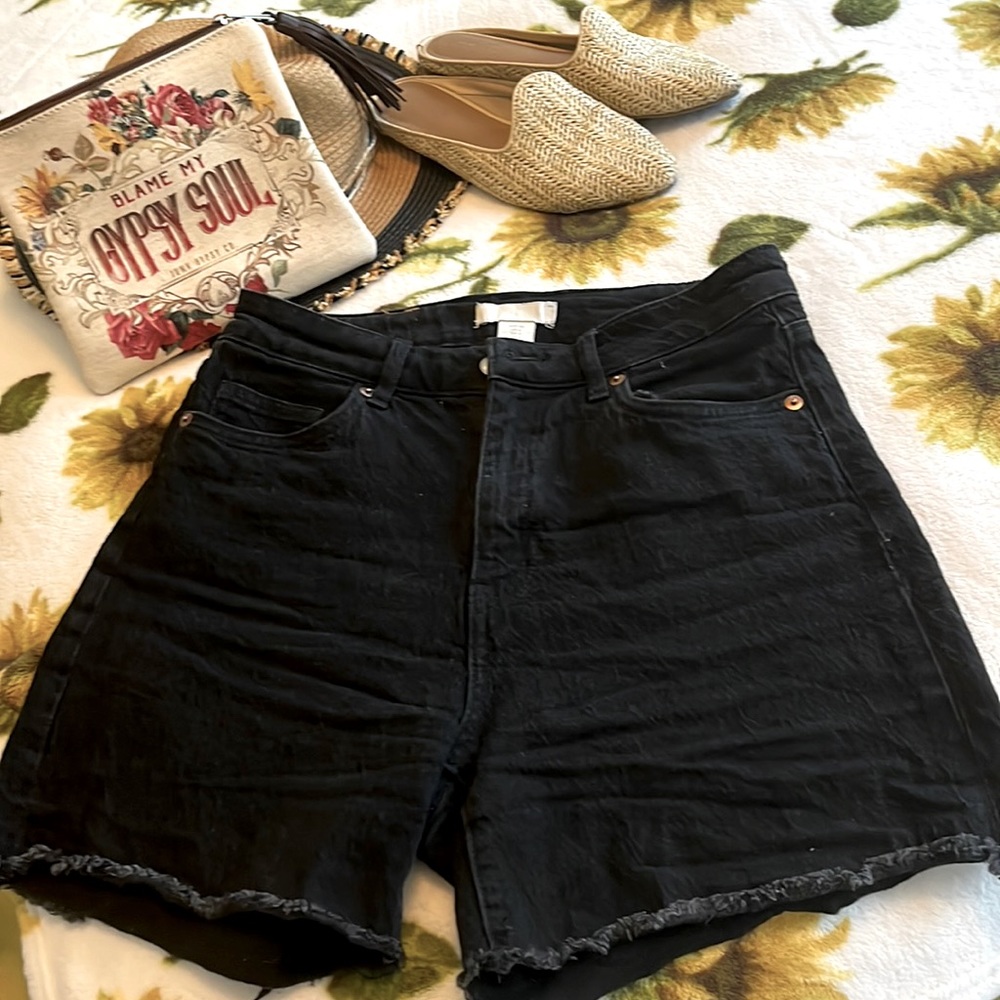 🌻🪴✌️H&M BLACK DENIM HIGH WAISTED SHORTS WITH FRINGED HEM🪴like new barely worn